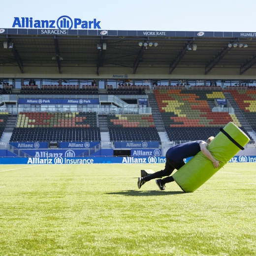 Jonnie Peacock with the Saracens tackling